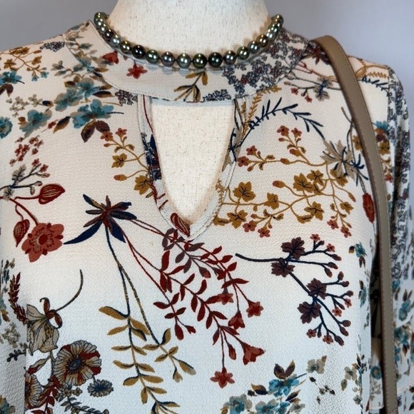 Urban Romantics Floral Blouse Women's L Cream Bell Sleeve Keyhole Neck Boho Soft - Picture 2 of 5